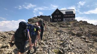 Das Ziel vor Augen: Wandertour-Teilnehmer im vergangenen Jahr kurz vorm Eintreffen an der Mannheimer Hütte.