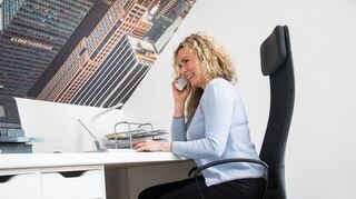Eine Frau telefoniert im Homeoffice. Jeder vierte Beschäftigte in der deutschen Wirtschaft arbeitet teilweise am heimischen Schreibtisch.