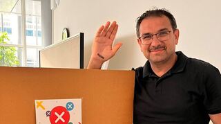 Mustafa Dedekeloˇglu zeigt den Stempel „Ich habe gewählt!“, den man nach der Symbolischen Wahl bekommt.