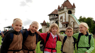 Die Fünflinge Christian (v.l.), Daniel, Ester, Johannes und Silvana Beutelspacher 2009 im Freizeitpark Tripsdril.