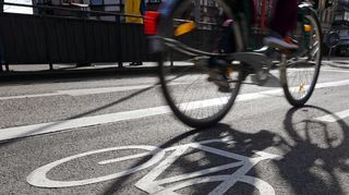 Ein 18-jähriger Radfahrer ist in Ludwigshafen aus einem Auto beschossen worden (Symbolbild).