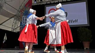 Auftritt des AWO-Balletts Mannheim in holländischer Tracht auf der Hauptbühne der Buga.