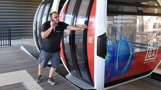 Das ist Handarbeit, jeden Morgen: Betriebsleiter Alexander Bittner schiebt die Kabinen der Seilbahn auf die Strecke.