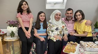 Mustafa Badawi und seine Frau Seba Neen leben mit ihren drei Töchtern im Mannheimer Stadtteil Neckarau, die Kinder besuchen das Moll-Gymnasium.