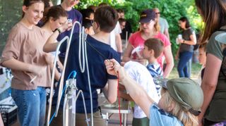 Einen sogenannten heißen Draht hat die Alfred-Delp-Schule zum Forschertag im Stadtpark aufgebaut.