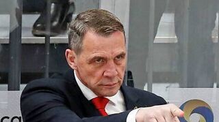 Curt Fraser arbeitet bei den Adlern mit den Stürmern.