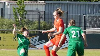 Mit dem gleichen Kampfgeist, den Co-Trainerin Luisa Weber (links) gegen Neckarau gezeigt hat, wollen die Fußballfrauen in Sand bestehen.