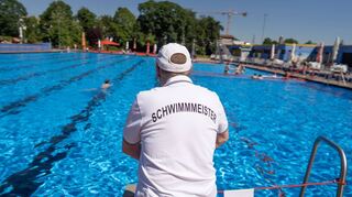 Viele Kommunen haben Stellen für Bademeister ausgeschrieben. Häufig müssen sie sich aber mit Ehrenamtlichen oder Saisonkräften behelfen.