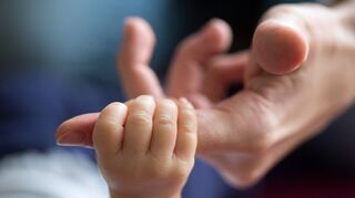 So wie Eltern ihren Kindern Halt geben, so erwarten Eltern von ihren Arbeitgebern Unterstützung bei Vereinbarkeit von Familie und Beruf.
