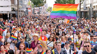 OB-Kandidat Christian Specht sagte, dass er beim CSD in Mannheim immer die selben Politikerinnen und Politiker sieht. Das Bild zeigt den Cristopher-Street-Day im August 2022 in Mannheim.