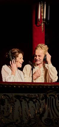 Die Staatsopernloge als Rundfunkstudio: Anna Rieser (l.) und Christoph Schüchner sprechen und singen über Kaiserin Elisabeth von Österreich.