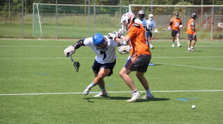 Bei den Herren geht es beim Lacrosse, wie hier im Halbfinale zwischen Rhein Neckar Lacrosse (in orange) und München, deutlich körperbetonter zur Sache als bei den Damen.