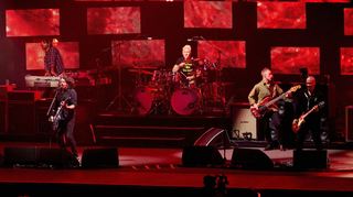 Fünf Foo Fighters bei Rock am Ring 2023 (von links): Keyboarder Rami Jaffee, Frontmann Dave Grohl, der neue Schlagzeuger Josh Freese, Bassist Nate Mendel und Gitarrist Pat Smear.
