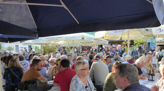 Sämtliche Bänke im Biergarten des Fischerfestes sind besetzt.