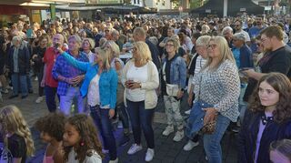 Schon allein bei der Eröffnung zählen die Veranstalter rund 4000 Gäste. Jung und Alt kommen in die Stadtmitte.