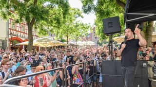 Bülent Ceylan präsentierte seinen neuen Wein, den Anneliese Rosé, auf dem Marktplatz und lockte etliche Fans an.
