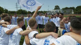 Meisterjubel beim FV Hofheim: Nach dem Heimsieg gegen Kirschhausen lagen sich Spieler und Verantwortliche in den Armen.