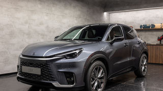 mid Mailand - Die Plattform teilt man sich mit dem Toyota Yaris Cross, auch wenn der LBX noch einige Anpassungen erhalten hat.