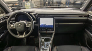 mid Mailand - Sinnvoll angeordnete Knöpfe und Drehregler im &#8222;Tazuna Cockpit&#8220; teilen sich die Bedienung mit dem 9,8 Zoll großen Touch-Infotainment Bildschirm.
