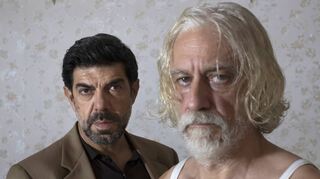 Pierfrancesco Favino (l.) als Felice Lasco und Tommaso Ragno als Oreste Spasiano in „Nostalgia“.