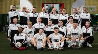 „Wie eine kleine Familie“: Die NTM-Fußballmannschaft mit Mitarbeitern aus allen Abteilungen lebt das Gemeinschaftsgefühl.