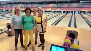 Gestaltet ihre Freizeit gerne per App: „Captain“ Petra (r.) beim Bowling mit anderen Userinnen.