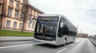 Ein elektrisch angetriebener eCitaro fährt durch die Mannheimer Innenstadt.