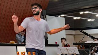 Moritz Pfister leitet die Musicalproben, hier vor wenigen Wochen im Domhofsaal, und ist begeistert vom Engagement der jungen Mitwirkenden.