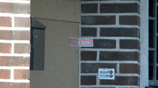 Die Wohnung, in der die Leichen des Mannes und der Frau gefunden wurden, wird von der Polizei untersucht.