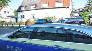 Einsatzwagen im Neckarauer Waldweg: Am frühen Montagmorgen wurden in dem Stadtteil zwei Menschen getötet.