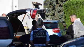 Nach der schrecklichen Bluttat in Mannheim-Neckarau verladen Mitarbeiter eines Bestattungsunternehmens die Leichen in einen Wagen, um sie in die Gerichtsmedizin zu bringen.