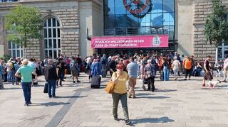 Wartende Reisende vor dem gesperrten Mannheimer Hauptbahnhof.