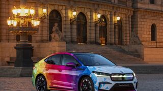 mid Groß-Gerau - Die Basis des Respectline mit seiner auffälligen Farbgebung bietet die Serienversion des rein elektrischen Skoda Enyaq Coupe.