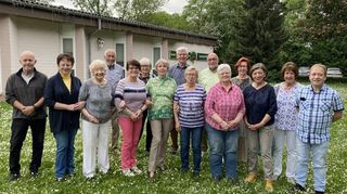 Gruppenfoto: Die aktiven Sängerinnen und Sänger mit der Zweiten Vorsitzenden Silvia Freitag (2.v.l.), ihrem Vorgänger Fritz Hildenbrand (4.v.l.), dem Vorsitzenden Hubert Becker (6.v.r.) und Chorleiter Markus Schnell (r.).