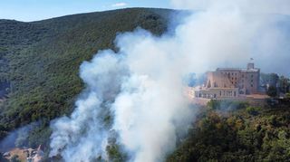 Rauch steigt aus einem Wald beim Hambacher Schloss auf. Anfang August 2022 brannte es am Rande des Pfälzerwaldes.