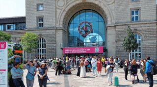 Nachdem Mitarbeiter der DB Sicherheit einen herrenlosen Koffer bemerkt hatten, wurde der Hauptbahnhof mehrere Stunden lang komplett gesperrt.