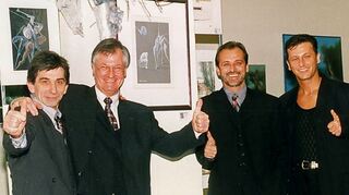 Mato Kovacevic (l.) im ersten Quartal 1999 mit Freunden bei der Eröffnung seiner Ausstellung „7 Jahre – 100 Bilder“ im Speyerer Kornmarkt.