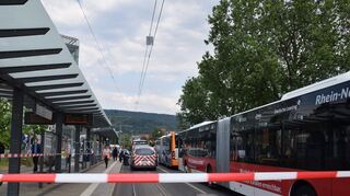 Bei einem Unfall am Hauptbahnhof Heidelberg ist am Dienstag eine Person lebensgefährlich verletzt worden.