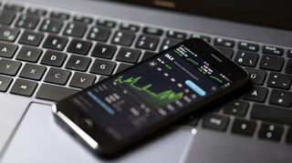 Seine Finanzen am Laptop oder auf dem Smartphone zu ordnen erfordert zunehmend digitale Kompetenz. Nicht nur Ältere tun sich dabei schwer.