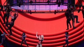 Helene Fischer beeindruckt mit großer Show in der SAP Arena - unterstützt von Artistinnen und Artisten des Cirque du Soleil.