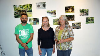 Im Gespräch vor den Bildern vom Ökologischen Lehrgarten Mannheim, Andreas Niemöller (von links), Künstlerin Barbara Straube und Barbara Preis.