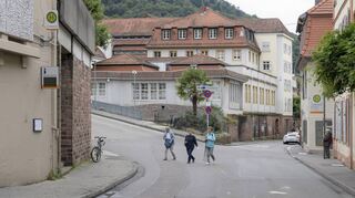 Das alte Dokumentationszentrum Deutscher Sinti und Roma (Bildmitte) soll durch einen größeren Neubau mit roter Sandsteinfassade ersetzt werden.