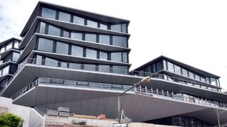 Später fertig und teurer als geplant: Das neue SWR-Medienzentrum entsteht derzeit in Baden-Baden. Einzug soll nach den Sommerferien sein.