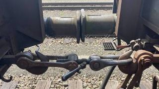 Noch verbindet eine Schraubenkupplung die Güterwagen.