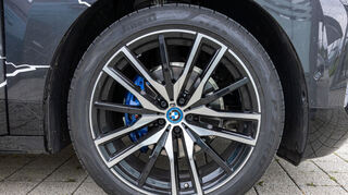 mid Walldorf - Die 619 PS unseres BMW iX M60 müssen auch auf die Straße gebracht werden, ausgestattet sind wir adäquat mit dem Pirelli P-Zero Elect Reifen für Performance-Elektrofahrzeuge.