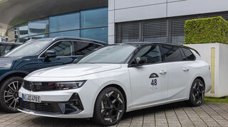 mid Walldorf - Die Kollegen von Opel haben den neuen Astra GSe dabei.