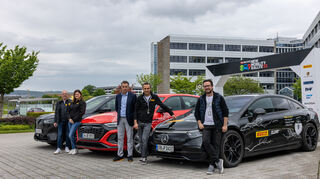 mid Walldorf - Das Team Pirelli nach erfolgreich absolvierter Rallye - der Motor-Informations-Dienst (mid)-Kollege befindet sich hinter der Kamera.
