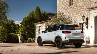 mid Groß-Gerau - Der neue Antrieb besteht aus einem PureTech Benzinmotor mit 100 kW/136 PS, der mit einem neuen Sechsgang Doppelkupplungsgetriebe und einem 21 kW/28 PS starken Elektromotor kombiniert ist.