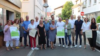 Vorfreude auf ein großes Ereignis: die Teilnehmer der Aktion „Schriesheim neu entdecken“ um Organisatorin Anja Hölzel (7. v. l., im schwarzen Kleid).