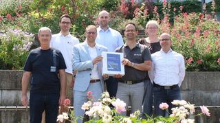Im Auftrag der Gemeinde hat die EnBW ein Krisenhandbuch erstellt. Bürgermeister Florian König (3.v.l.) hofft, dass es nie zum Einsatz kommen muss.